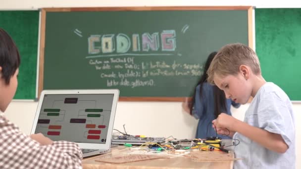 Aziatische Jongen Codering Programma Terwijl Kaukasische Vriend Repareren Elektrische Boord — Stockvideo