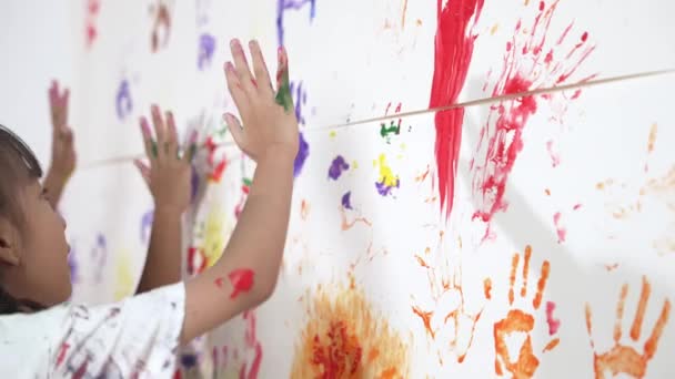Close Parede Manchada Colorido Foi Pintado Pelo Estudante Aula Arte — Vídeo de Stock