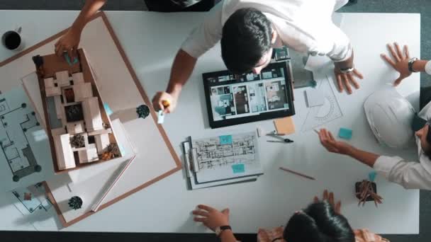 Pohled Shora Dolů Tým Inženýrů Architektů Diskutující Ukazují Výstavbu Tabletu — Stock video