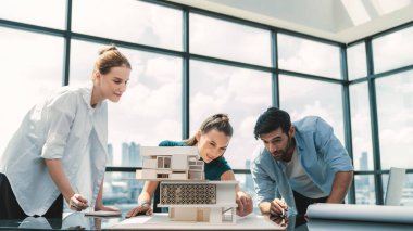 Mesleki çeşitlilik gösteren mühendis takımı ev modelini tasarlamak için birlikte çalışıyor. Bir grup başarılı iş adamı ev yapısını tartışıyor ve beyin fırtınası yapıyorlar. İnşaat mühendisliği. İzleme.