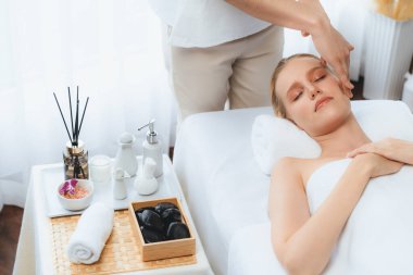 Kafkasyalı kadın stres önleyici kafa masajından ve lüks tatil beldesi ya da otel spa salonundaki modern ışık ortamında yüz güzelliği eğlencelerini şımartmaktan hoşlanıyor. Sessiz.