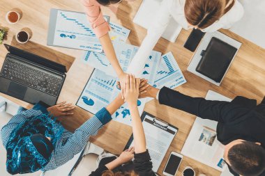 İş adamları ve iş kadınları, takım çalışması, destek ve iş birliğini gösteren çok kültürlü ofis odasındaki grup toplantılarında el ele tutuşuyorlar. Çeşitli işyerleri ve şirket çalışanları konsepti. uds