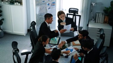 Toplantıda birlikte çalışan zeki iş adamlarının üst düzey görüşü. Menajer finansal belgeye bakarken borsaya yatırım yapmaya karar veriyor. İş adamları iş verilerini analiz eder. Müdürlük.