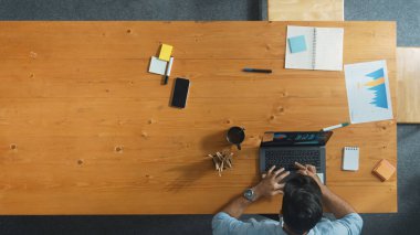 Çeşitli takımlar tabletteki fikirleri ya da finansal tabletleri paylaşırken yönetici patronla telefonla konuşuyor. İnsan telefonla konuşurken beyin fırtınası yapan ve planlarını paylaşan farklı insanların üst düzey görüntüsü. Cemaat.