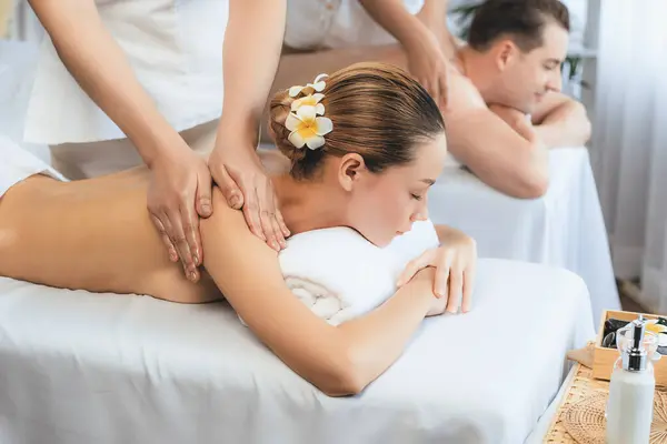 Kaukaska Para Klientów Korzystających Relaksujący Masaż Antystresowy Spa Rozpieszczający Rekreacji — Zdjęcie stockowe