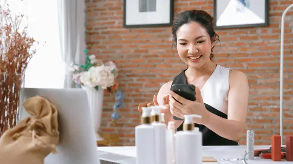 Woman Influencer Shoot Live Streaming Vlog Video Review Skincare Social — Stock Photo, Image