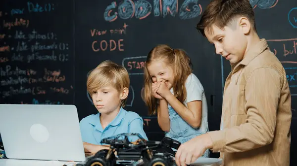 Närbild Pojke Med Hjälp Laptop Programmering Ingenjörskod Och Skrivprogram Medan — Stockfoto