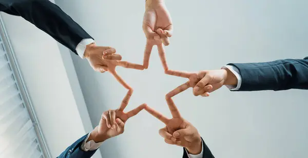 Podnikatelé Spolupracují Obchodní Synergii Spolupráci Spojují Ruku Ruce Jako Hvězdný — Stock fotografie