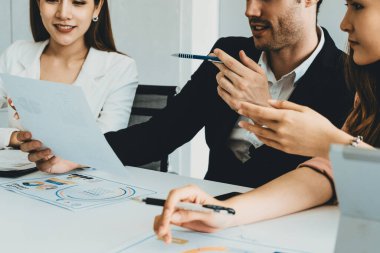 İş adamı, modern işyerindeki iş kadınlarıyla görüşmede. Kurumsal iş adamları konsepti. uds