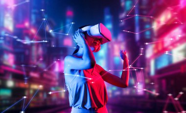 Sanal gerçeklikte ayakta duran siber punk stili bir kadın metaevreni bağlayan bir VR kulaklık takıyor, gelecekteki siber uzay teknolojisi, dans eden bir kadın tek kolunu kaldırıyor. Halüsinasyon.