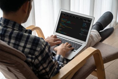 Model uygulama ve program kodlaması için bilgisayar ekranında yazılım geliştirme programlama