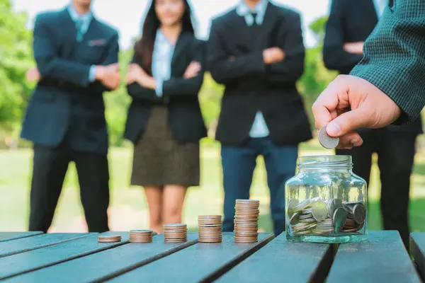 Geschäftsmann Legte Münze Geld Sparendes Glas Auf Den Tisch Freien — Stockfoto