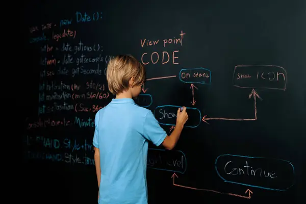Achteraanzicht Van Jongen Die Een Code Schrijft Schoolbord Terwijl Hij — Stockfoto