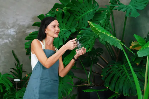 Mladá Zahradnice Pečující Jemně Zalévající Tropické Rostliny Minimalistickém Architektonickém Betonovém — Stock fotografie