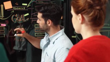 Akıllı yatırımcılara pazarlama fikri ya da finansal planı sunan profesyonel iş adamı. Yönetici yönetici paylaşıyor, konuşuyor, kooperatif iş arkadaşlarıyla birlikte çalışıyor. İş konsepti. İzleme