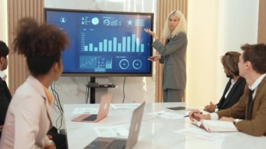 Ofisteki sunum ya da analist ekibiyle süs toplantı odasında mali verileri analiz etmek için BI Fintech 'i kullanın. İş adamları stratejik planlama için TV ekranında BI gösterge panelini analiz ediyor