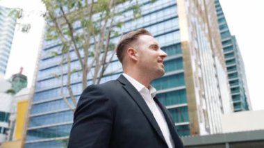 İş adamları pazarlama raporlarını Green City 'de iş yerinde yürürken telefonla kontrol ediyorlar. Profesyonel yönetici cep telefonuna bakıyor ve çevrede ağaç ve gökdelen ile buluşmaya gidiyor. Urbane.