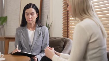 Psikolojik akıl sağlığı danışmanlığı ya da terapi seansındaki genç ve profesyonel bir hastadan akıl hastalığı teşhisi koyarken yardım istemek. Zihinsel tedavi seansı. Blithe