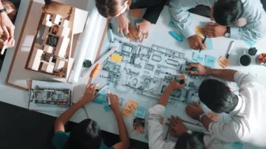 Proje yöneticisi ya da inşaat mühendisinin planlama ve planlama binasında yazışmalarının üst düzey görüntüsü. Toplantı masasında birlikte çalışan mimarın belgeyle birlikte havadan görünüşü. Hizalama.