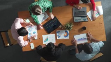 İş kadınlarına tepeden bakan bir bakış açısı. Açıkla ve finansal durumu açıkla. Yatırım grafiğiyle toplantı masasında borsa istatistikleri hakkında grup tartışması ve sunumu. Zaman aşımı. Cemaat.