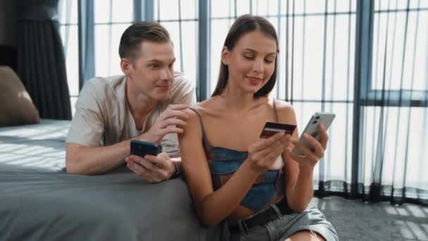 若いカップルは クレジットカードで支払うためにスマートフォンでオンライン決済アプリとデジタルウォレットを使用した後 エクササイズし 幸せを感じます モバイルインターネットを介して商業ショッピングとモダンな購入 アディット — ストック動画