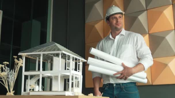Profesjonalny Kaukaski Kierownik Projektu Trzymający Plan Projektu Modelem Domu Przy — Wideo stockowe