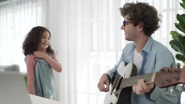 Pai Caucasiano Atraente Tocando Guitarra Enquanto Filha Bonita Dançando Música — Vídeo de Stock