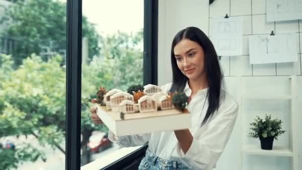 Närbild Skickliga Unga Vackra Kaukasiska Arkitekt Hiss Hus Modell Vänster — Stockvideo