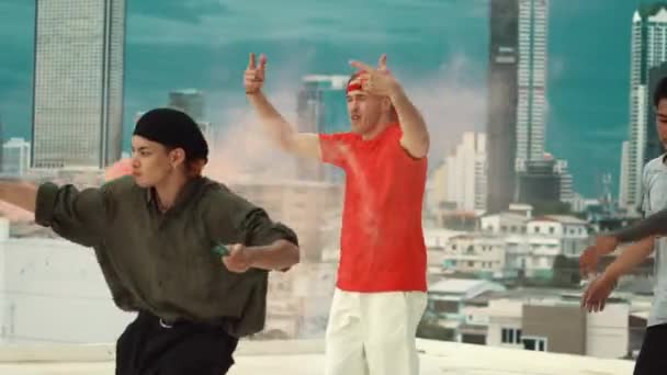 Grupa Wielokulturowego Hipstera Grającego Kolorowe Flary Dachu Atrakcyjny Uliczny Tancerz — Wideo stockowe