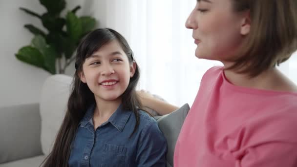 Mãe Feliz Compartilhando Experiência Com Filha Enquanto Senta Sala Estar — Vídeo de Stock