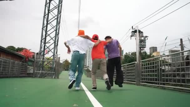카메라를 돌아보고있는 힙스터 산책의 뒤보기 카메라에서 브레이크 포즈의 그룹과 단계를 — 비디오