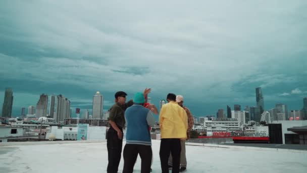一群多样化或多元文化的嬉皮士穿着时尚和五颜六色的衣服 在屋顶上与城市景观和天空碎石者共舞 活跃的街头舞蹈概念 户外运动2024 — 图库视频影像