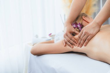 Kafkasyalı kadın müşteri stres önleyici spa masajının keyfini çıkarıyor ve lüks otel ya da oteldeki gündüz açık ortam güzellik salonunda güzellik teniyle eğleniyor. Sessiz.