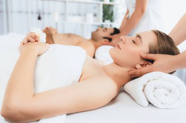 Kafkasyalı çift stres önleyici kafa masajının keyfini çıkarıyor ve lüks otellerde ya da otel spa salonlarında gündüz kaplıcalarında yüz güzelliği eğlencelerini şımartıyor. Sessiz.