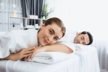 Kafkas çift müşterisi stres önleyici spa masajının keyfini çıkarıyor ve lüks otel veya oteldeki gündüz açık hava ortamında güzellik teniyle eğleniyor. Sessiz.