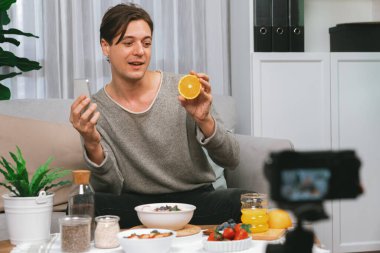 Akıllı beslenme yayın kuruluşu, taze yoğurt sosu, meyve suyu ve portakal suyu içeren sağlıklı besin seçimi sunarak, her öğünde vitamin ve lif kullanımını açıklıyor. Bireysel.