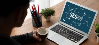 Model e-ticaret için SEO arama motoru optimizasyonu ve bilgisayar ekranında gösterilen çevrimiçi perakende işi