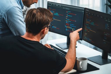 BT geliştiricileri pc ekranında çevrimiçi yazılım geliştirme bilgisini tartışıyor, web sitesindeki son sürüm uygulaması için program kodlaması oluşturuyorlar. Beyin fırtınası yazılımı kavramı güncellendi. Satılabilir.