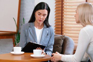 Psikolojik akıl sağlığı danışmanlığı ya da terapi seansındaki genç ve profesyonel bir hastadan akıl hastalığı teşhisi koyarken yardım istemek. Zihinsel tedavi seansı. Blithe