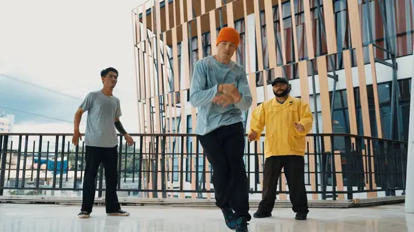 Hip Hop Takımı Dans Molası Verirken Çok Kültürlü Bir Arkadaş — Stok fotoğraf