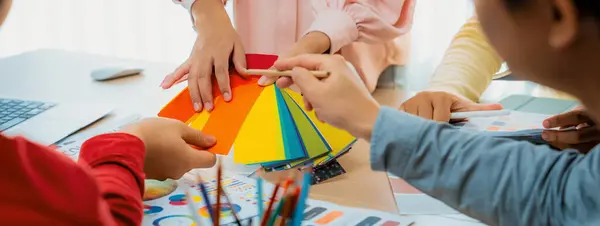 专业设计人员的裁剪图像在会议桌边用彩色调色板和文件散乱地采集颜色 创意设计和团队合作的概念 穿上衣服页 — 图库照片