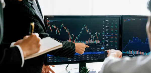 Group Profession Trader Discuss Stock Market Investment While Point Increasing — Stock Photo, Image
