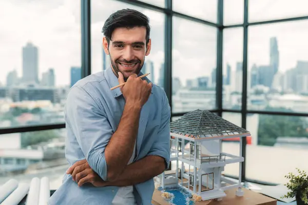 Retrato Engenheiro Arquiteto Qualificado Feliz Roupa Casual Sorrindo Enquanto Olha — Fotografia de Stock