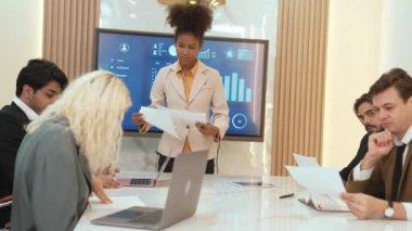 Finansal veri sunumuna başlamadan önce üniversiteye ya da yatırımcıya kağıtlar hakkında iş istihbaratı dağıtırken BI Fintech kullanan analist ekibiyle ofis veya süs toplantı odasında sunum yapmak