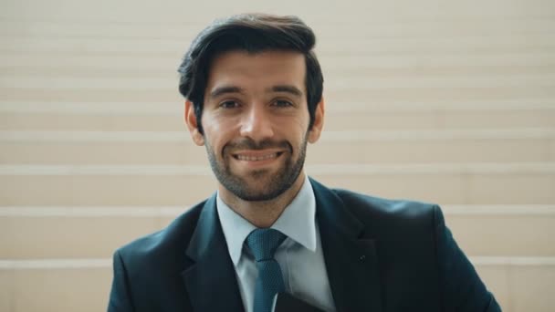Biały Uśmiechnięty Biznesmen Patrzący Kamerę Stojący Schodach Zbliżenie Człowieka Sukcesu — Wideo stockowe