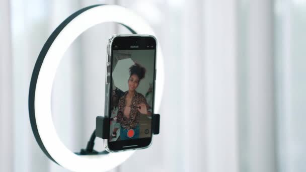 Zadní Pohled Světelný Kroužek Telefonem Obrazovka Nahrávání Žena Vliv Střílet — Stock video