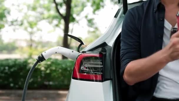 Bateria Recarga Homem Para Carro Elétrico Durante Viagem Carro Viagem — Vídeo de Stock