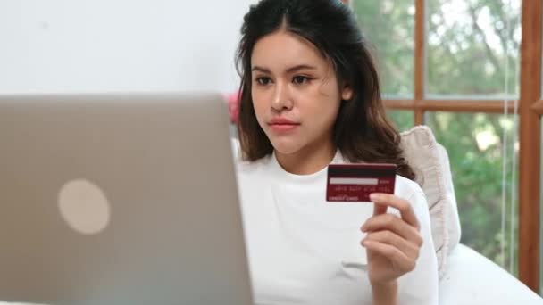女性ショッピングやオンラインで支払う インターネットマーケットプレイス 現代のライフスタイルのための販売アイテムのためのブラウジングと鮮やかなサイバーセキュリティソフトウェアによって保護された財布からオンライン支払いのためのクレジットカードを使用します — ストック動画