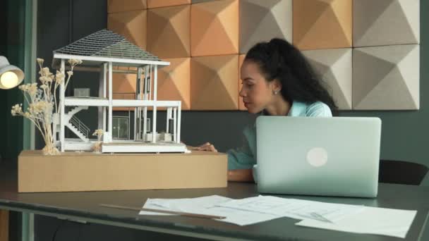 Крупный План Латиноамериканского Архитектора Ручного Инженера Использованием Модели Дома Анализа — стоковое видео