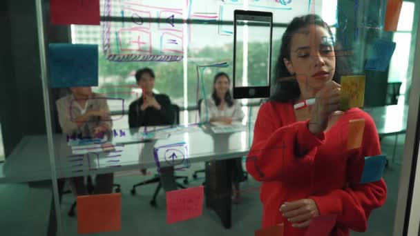 Smart Hispanique Femme Affaires Présente Stratégie Marketing Équipe Gestion Diversifiée — Video